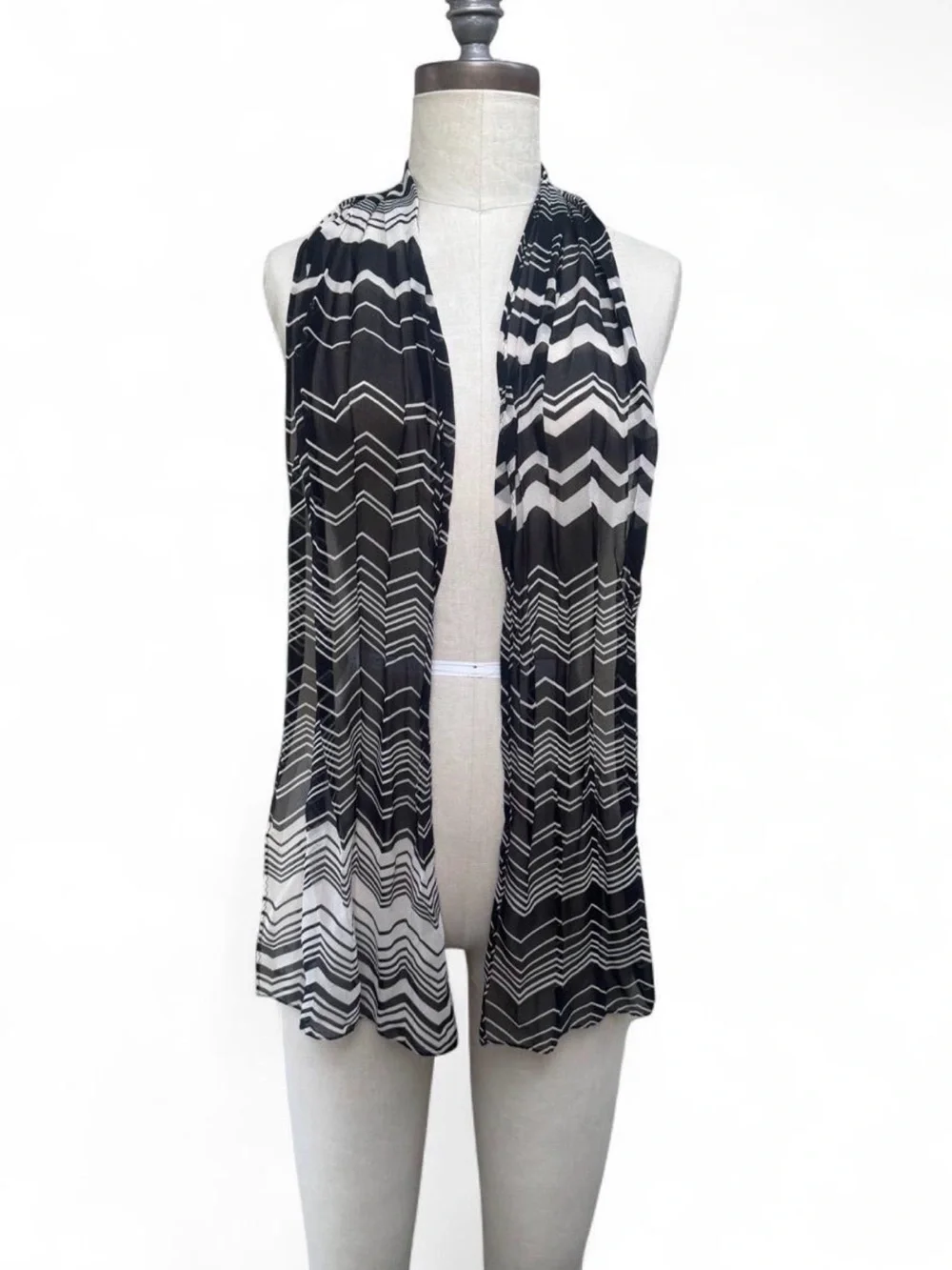 100% Silk black & white zigzag pattern long rectangular scarf New York & Company